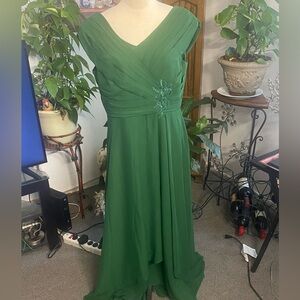 Classic Emerald V-Neck Chiffon Maxi Dress